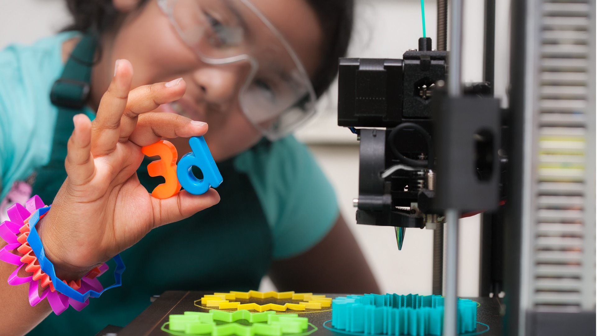 Ein Studentin druckt 3D Elemente