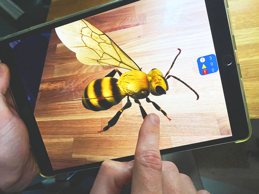 Eine Biene , die man in einem Tablet sehen kann