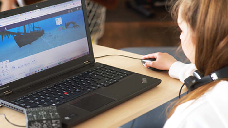 Kind erstellt eine 3D Welt mit CoSpaces