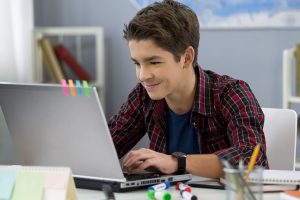 Junge-lernt-am-Computer Kind 12+ Jahre lernt am Rechner