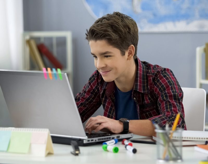 Kind 12+ Jahre lernt am Rechner