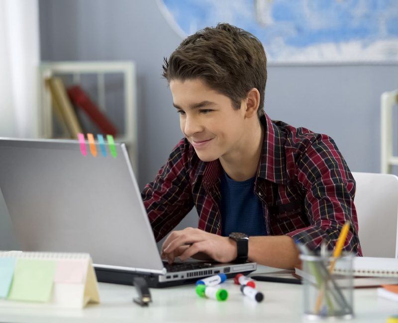 Kind 12+ Jahre lernt am Rechner