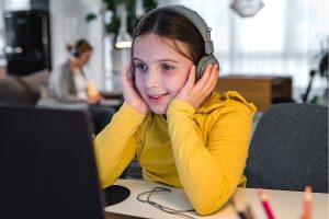 Kind 8 - 10 Jahre lernt am Rechner