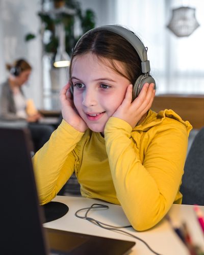 Kind 8 - 10 Jahre lernt am Rechner