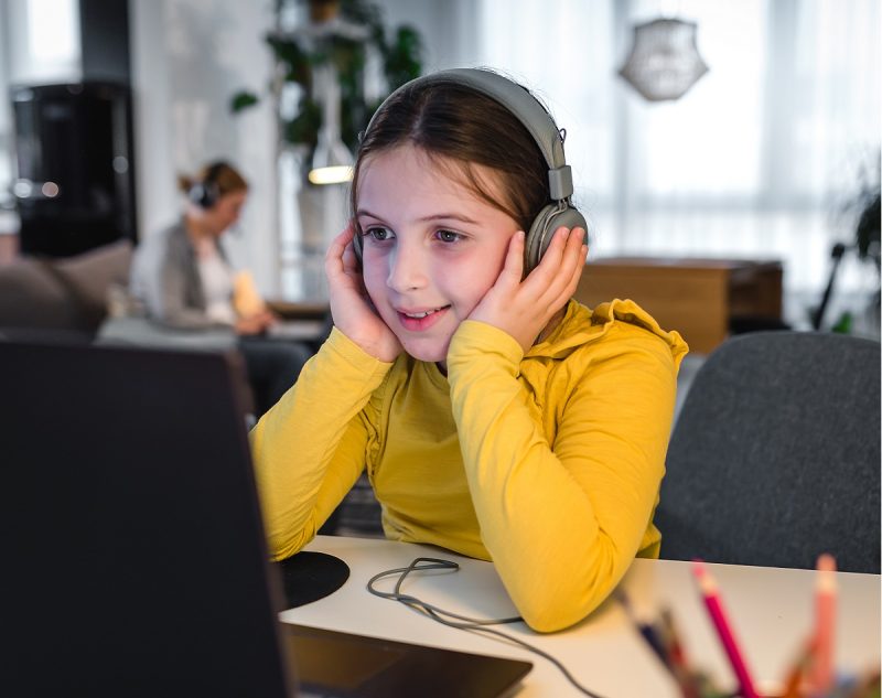 Kind 8 - 10 Jahre lernt am Rechner