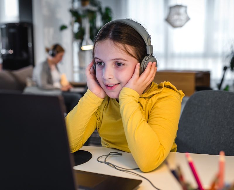 Kind 8 - 10 Jahre lernt am Rechner