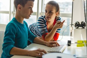 Kinder-lernen-zusammen Kinder 10 - 12 Jahre lernen am Rechner