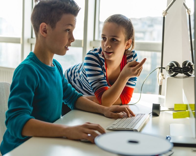 Kinder 10 - 12 Jahre lernen am Rechner