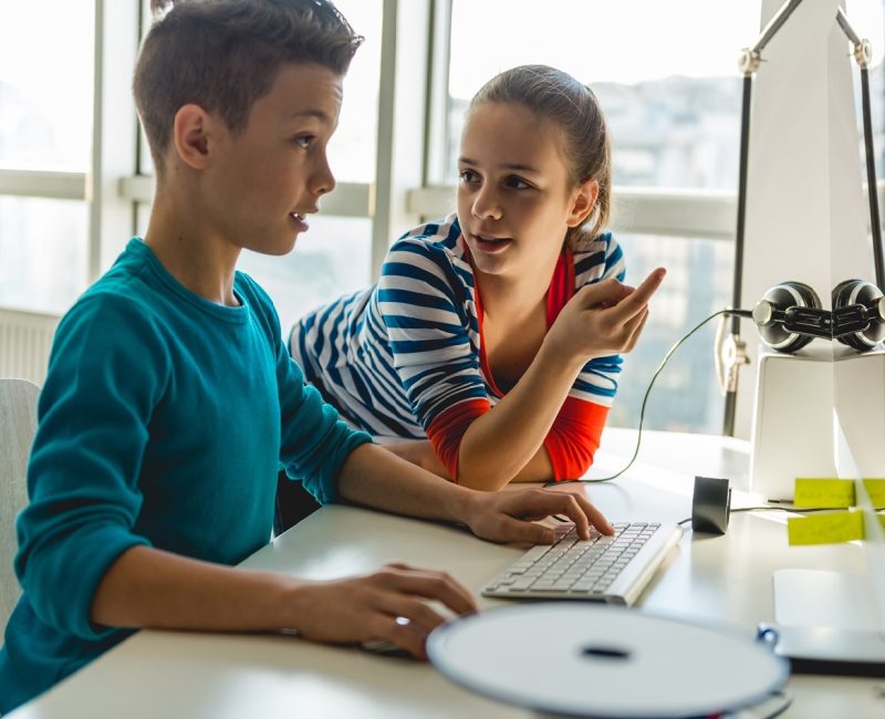 Kinder 10 - 12 Jahre lernen am Rechner