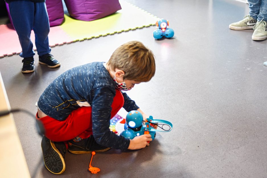 Ein Kind steuert und programmiert einen Dash Roboter