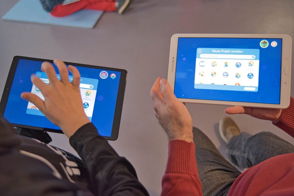 Kinder programmieren auf ihren Tablets die Dash Roboter