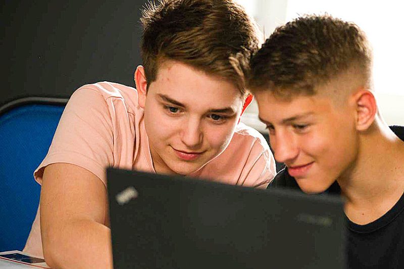 Programmierkurse für Jugendliche ab 12 Jahren. Das Bild zeigt zwei Jungen wie sie gemeinsam programmieren