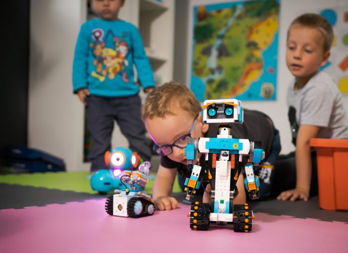 kinder lernen im Kindergarten robotik